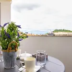 Sunset 2br Street Parking Included Apartment