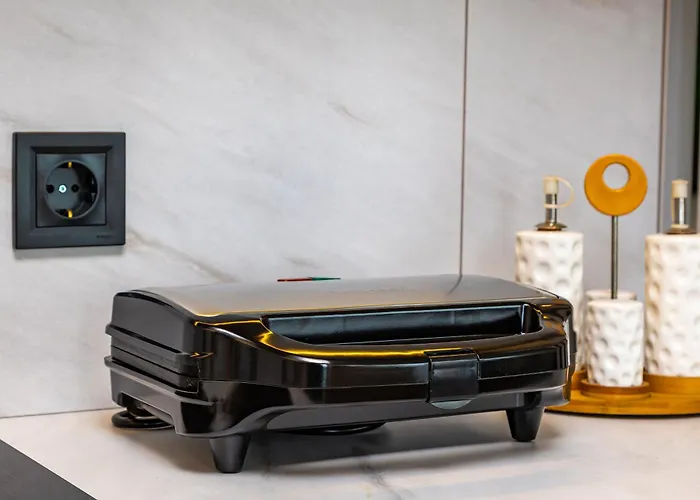 Sunset 2Br Apartment Central Street Parking Included