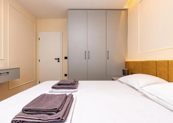 Sunset 2Br Apartment Central Street Parking Included *